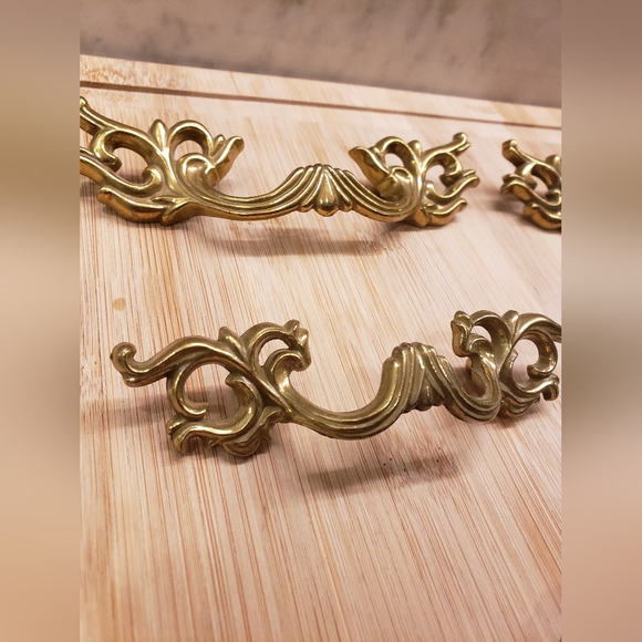 Set of 5 Vintage French Provincial Style Drawer Pulls Brass Tone - Picture 2 of 11